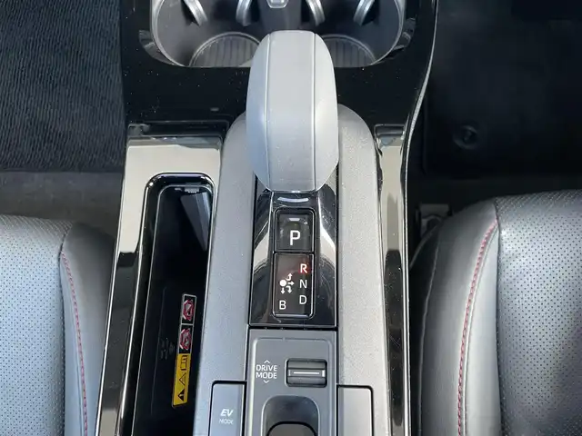 トヨタ プリウス Z 愛知県 2023(令5)年 2万km ホワイトパールクリスタルシャイン パノラマルーフ/純正12.3インチディスプレイオーディオナビ/フルセグTV/FM/AM/Miracast/パノラミックビューモニター/プリクラッシュセーフティ/レーダークルーズコントロール/レーンディパーチャーアラート/オートマチックハイビーム/ブラインドスポットモニター/トヨタチームメイト/LEDヘッドライト/オートライト/デジタルインナーミラー/合皮シート/パワーシート/シートヒーター/シートベンチレーション/シートメモリー/合皮巻きステアリングホイール/ステアリングヒーター/ステアリングスイッチ/パワーバックドア/ビルトインETC2.0/コーナーセンサー/プッシュスタート/スマートキー/電動格納ミラー/ウインカーミラー/フロアマット