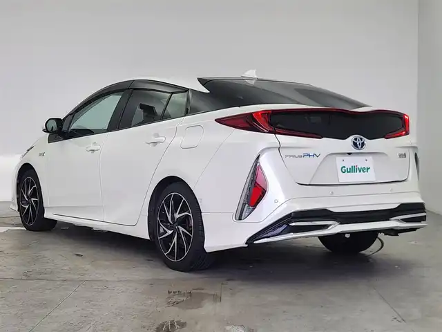 トヨタ プリウス ＰＨＶ A プレミアム 愛知県 2018(平30)年 8.2万km ホワイトパールクリスタルシャイン トヨタセーフティセンス/　　・プリクラッシュセーフティ/　　・レーンディバーチャーアラート/　　・レーントレーシングアシスト/　　・レーダークルーズコントロール/　　・オートマチックハイビーム/ブラインドスポットモニター/トヨタチームメイト/　　・アドバンストパーク/置くだけ充電/ヘッドアップディスプレイ/デジタルインナーミラー/純正11.6インチナビ/　　BT/フルセグ/バックカメラ/ドライブレコーダー/ビルトインETC/革巻きステアリング/ステアリングリモコン/ステアリングヒーター/本革シート/パワーシート（D席）/シートヒーター（前席）/純正LEDヘッドライト/フォグランプ/モデリスタ17インチアルミホイール