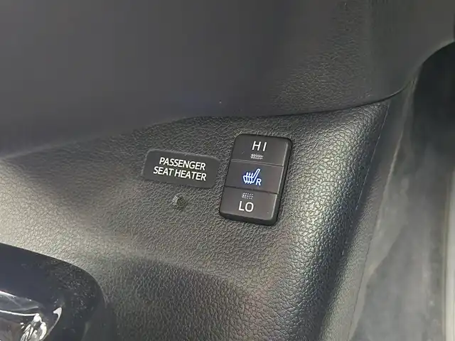 トヨタ プリウス ＰＨＶ A プレミアム 愛知県 2018(平30)年 8.2万km ホワイトパールクリスタルシャイン トヨタセーフティセンス/　　・プリクラッシュセーフティ/　　・レーンディバーチャーアラート/　　・レーントレーシングアシスト/　　・レーダークルーズコントロール/　　・オートマチックハイビーム/ブラインドスポットモニター/トヨタチームメイト/　　・アドバンストパーク/置くだけ充電/ヘッドアップディスプレイ/デジタルインナーミラー/純正11.6インチナビ/　　BT/フルセグ/バックカメラ/ドライブレコーダー/ビルトインETC/革巻きステアリング/ステアリングリモコン/ステアリングヒーター/本革シート/パワーシート（D席）/シートヒーター（前席）/純正LEDヘッドライト/フォグランプ/モデリスタ17インチアルミホイール