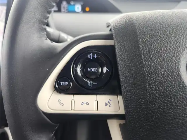 トヨタ プリウス ＰＨＶ A プレミアム 愛知県 2018(平30)年 8.2万km ホワイトパールクリスタルシャイン トヨタセーフティセンス/　　・プリクラッシュセーフティ/　　・レーンディバーチャーアラート/　　・レーントレーシングアシスト/　　・レーダークルーズコントロール/　　・オートマチックハイビーム/ブラインドスポットモニター/トヨタチームメイト/　　・アドバンストパーク/置くだけ充電/ヘッドアップディスプレイ/デジタルインナーミラー/純正11.6インチナビ/　　BT/フルセグ/バックカメラ/ドライブレコーダー/ビルトインETC/革巻きステアリング/ステアリングリモコン/ステアリングヒーター/本革シート/パワーシート（D席）/シートヒーター（前席）/純正LEDヘッドライト/フォグランプ/モデリスタ17インチアルミホイール