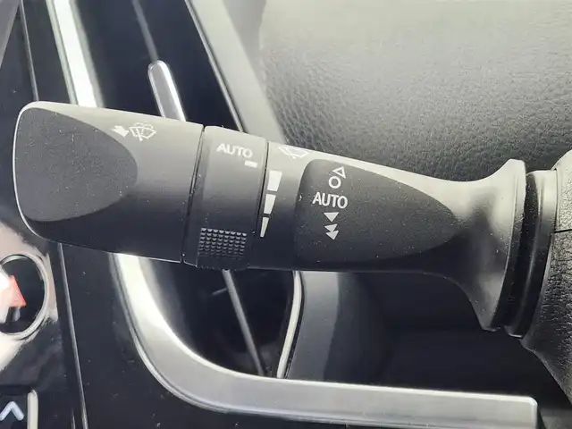 トヨタ プリウス ＰＨＶ A プレミアム 愛知県 2018(平30)年 8.2万km ホワイトパールクリスタルシャイン トヨタセーフティセンス/　　・プリクラッシュセーフティ/　　・レーンディバーチャーアラート/　　・レーントレーシングアシスト/　　・レーダークルーズコントロール/　　・オートマチックハイビーム/ブラインドスポットモニター/トヨタチームメイト/　　・アドバンストパーク/置くだけ充電/ヘッドアップディスプレイ/デジタルインナーミラー/純正11.6インチナビ/　　BT/フルセグ/バックカメラ/ドライブレコーダー/ビルトインETC/革巻きステアリング/ステアリングリモコン/ステアリングヒーター/本革シート/パワーシート（D席）/シートヒーター（前席）/純正LEDヘッドライト/フォグランプ/モデリスタ17インチアルミホイール