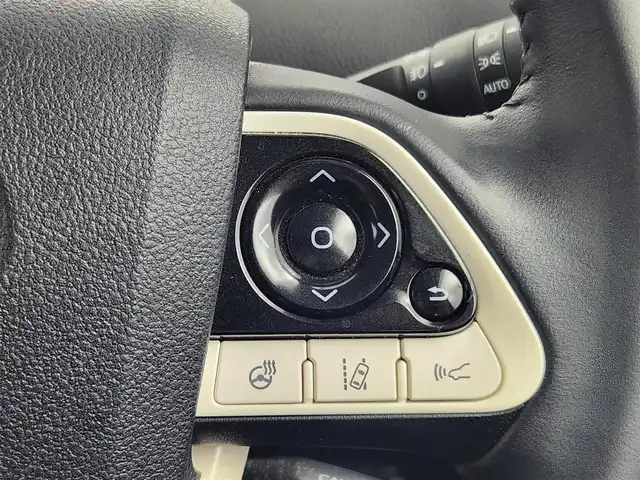 トヨタ プリウス ＰＨＶ A プレミアム 愛知県 2018(平30)年 8.2万km ホワイトパールクリスタルシャイン トヨタセーフティセンス/　　・プリクラッシュセーフティ/　　・レーンディバーチャーアラート/　　・レーントレーシングアシスト/　　・レーダークルーズコントロール/　　・オートマチックハイビーム/ブラインドスポットモニター/トヨタチームメイト/　　・アドバンストパーク/置くだけ充電/ヘッドアップディスプレイ/デジタルインナーミラー/純正11.6インチナビ/　　BT/フルセグ/バックカメラ/ドライブレコーダー/ビルトインETC/革巻きステアリング/ステアリングリモコン/ステアリングヒーター/本革シート/パワーシート（D席）/シートヒーター（前席）/純正LEDヘッドライト/フォグランプ/モデリスタ17インチアルミホイール