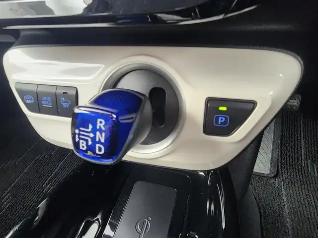 トヨタ プリウス ＰＨＶ A プレミアム 愛知県 2018(平30)年 8.2万km ホワイトパールクリスタルシャイン トヨタセーフティセンス/　　・プリクラッシュセーフティ/　　・レーンディバーチャーアラート/　　・レーントレーシングアシスト/　　・レーダークルーズコントロール/　　・オートマチックハイビーム/ブラインドスポットモニター/トヨタチームメイト/　　・アドバンストパーク/置くだけ充電/ヘッドアップディスプレイ/デジタルインナーミラー/純正11.6インチナビ/　　BT/フルセグ/バックカメラ/ドライブレコーダー/ビルトインETC/革巻きステアリング/ステアリングリモコン/ステアリングヒーター/本革シート/パワーシート（D席）/シートヒーター（前席）/純正LEDヘッドライト/フォグランプ/モデリスタ17インチアルミホイール