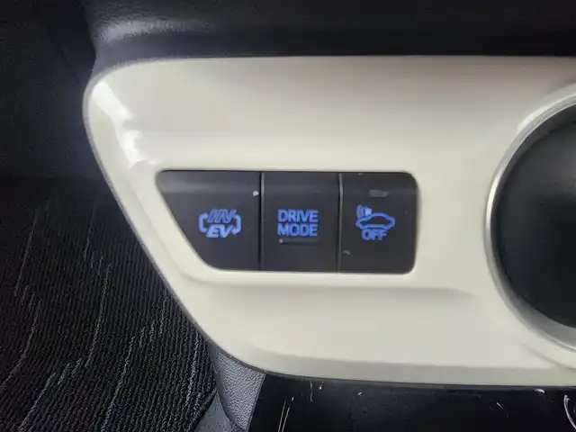 トヨタ プリウス ＰＨＶ A プレミアム 愛知県 2018(平30)年 8.2万km ホワイトパールクリスタルシャイン トヨタセーフティセンス/　　・プリクラッシュセーフティ/　　・レーンディバーチャーアラート/　　・レーントレーシングアシスト/　　・レーダークルーズコントロール/　　・オートマチックハイビーム/ブラインドスポットモニター/トヨタチームメイト/　　・アドバンストパーク/置くだけ充電/ヘッドアップディスプレイ/デジタルインナーミラー/純正11.6インチナビ/　　BT/フルセグ/バックカメラ/ドライブレコーダー/ビルトインETC/革巻きステアリング/ステアリングリモコン/ステアリングヒーター/本革シート/パワーシート（D席）/シートヒーター（前席）/純正LEDヘッドライト/フォグランプ/モデリスタ17インチアルミホイール