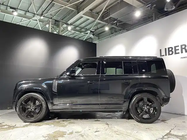 ランドローバー ランドローバー ディフェンダー 110XダイナミックSE 道央・札幌 2022(令4)年 3.7万km 黒 ブラックエクステリアパック/スライディングパノラミックルーフ/２２インチ　スタイル5098　５スポーク/（グロスブラックフィニッシュ）/MERIDIANサウンドシステム/ブラインドスポットパック/・クリアイグジットモニター/・ブラインドスポットアシスト/・リバーストラフィックディテクション/ドライバーアシストパック/・リアコリジョンモニター/・アダプティブクルーズコントロール/黒ベージュ革シート/３Dサラウンドカメラ/１１．４インチタッチスクリーン/メモリー付パワーシート（D/N）/シートヒーター（前席・後席）/LEDヘッドライト/オートライト/ETC