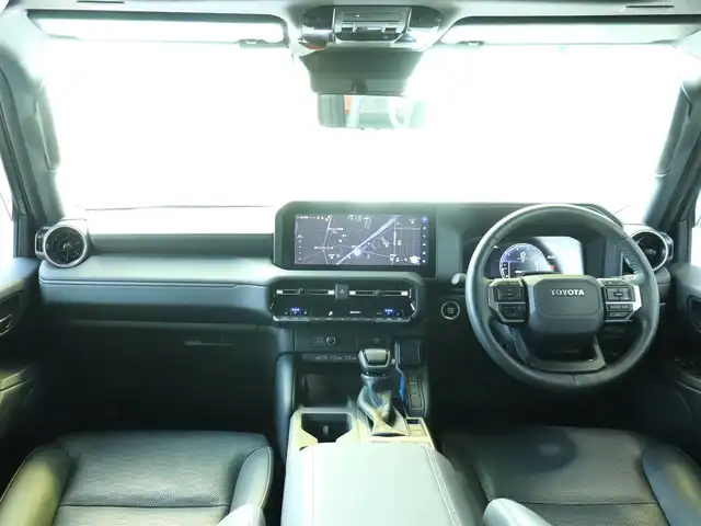 トヨタ ランドクルーザー ２５０ VX 神奈川県 2024(令6)年 0.9万km プラチナホワイトパールマイカ ワンオーナー/デジタルインナーミラー/トヨタチームメイト/：アドバンストドライブ/：緊急時操舵支援/：フロントクロストラフィックアラート/：レーンチェンジアシスト/丸目一眼LEDヘッドランプ/：角目一眼LEDヘッドランプ有り/ブラインドスポットモニター/モデリスタエアロ/シートヒーター/エアーシート/サンルーフ/ETC2.0/スペアタイヤ/スペアキー/トヨタ純正メモリナビ/フルセグテレビ/全周囲カメラ/ウィンカーミラー/クルーズコントロール(追従機能付)/ドアバイザー/プッシュスタート/保証書/取説/記録簿(R7)
