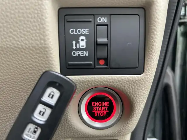 ホンダ Ｎ ＢＯＸ G L ホンダセンシング 兵庫県 2018(平30)年 2.1万km ブリティッシュグリーンP 純正ディーラーSDナビ/　Bluetooth/CD/iPod/AM/FM/バックカメラ/純正ビルトインETC/ベンチシート/片側パワースライドドア/アイドリングストップ/アダプティブクルーズコントロール/アンチロック・ブレーキ・システム/レーンキープアシスト/横滑り防止装置/盗難防止装置/衝突被害軽減システム/パワーステアリング/パワーウィンドウ/スマートキー/純正フロアマット/エアバッグ（W）/保証書/取扱説明書