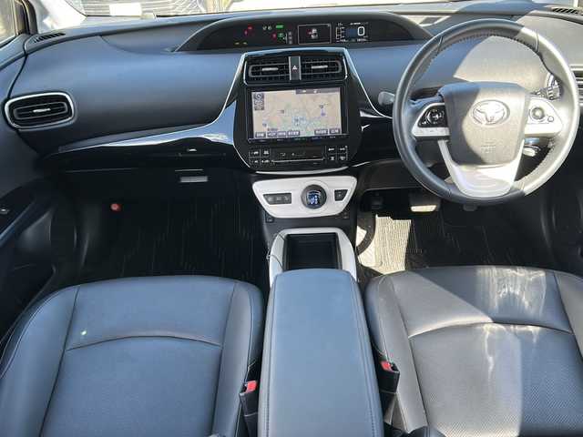 トヨタ プリウス A プレミアム 道東・釧路十勝 2017(平29)年 2.9万km ホワイトパールクリスタルシャイン 4WD/純正９インチSDナビ　/(フルセグTV/ＤＶＤ再生/Ｂｌｕｅｔｏｏｔｈ接続)　/前方ドライブレコーダー　/ビルトインＥＴＣ2.0　/バックカメラ　/運転席パワーシート/前席シートヒーター　/レーダークルーズコントロール　/前後コーナーセンサー　/レーンアシスト　/衝突軽減ブレーキ　/横滑り防止装置/アイドリングストップ/スマートキー/プッシュスタート/純正LEDヘッドライト/純正フロアマット/社外15インチアルミホイール