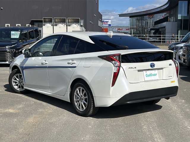 トヨタ プリウス A プレミアム 道東・釧路十勝 2017(平29)年 2.9万km ホワイトパールクリスタルシャイン 4WD/純正９インチSDナビ　/(フルセグTV/ＤＶＤ再生/Ｂｌｕｅｔｏｏｔｈ接続)　/前方ドライブレコーダー　/ビルトインＥＴＣ2.0　/バックカメラ　/運転席パワーシート/前席シートヒーター　/レーダークルーズコントロール　/前後コーナーセンサー　/レーンアシスト　/衝突軽減ブレーキ　/横滑り防止装置/アイドリングストップ/スマートキー/プッシュスタート/純正LEDヘッドライト/純正フロアマット/社外15インチアルミホイール