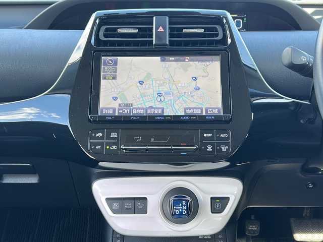 トヨタ プリウス A プレミアム 道東・釧路十勝 2017(平29)年 2.9万km ホワイトパールクリスタルシャイン 4WD/純正９インチSDナビ　/(フルセグTV/ＤＶＤ再生/Ｂｌｕｅｔｏｏｔｈ接続)　/前方ドライブレコーダー　/ビルトインＥＴＣ2.0　/バックカメラ　/運転席パワーシート/前席シートヒーター　/レーダークルーズコントロール　/前後コーナーセンサー　/レーンアシスト　/衝突軽減ブレーキ　/横滑り防止装置/アイドリングストップ/スマートキー/プッシュスタート/純正LEDヘッドライト/純正フロアマット/社外15インチアルミホイール