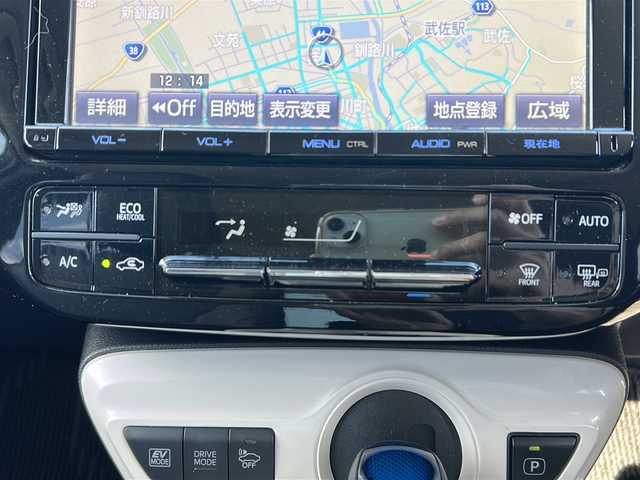 トヨタ プリウス A プレミアム 道東・釧路十勝 2017(平29)年 2.9万km ホワイトパールクリスタルシャイン 4WD/純正９インチSDナビ　/(フルセグTV/ＤＶＤ再生/Ｂｌｕｅｔｏｏｔｈ接続)　/前方ドライブレコーダー　/ビルトインＥＴＣ2.0　/バックカメラ　/運転席パワーシート/前席シートヒーター　/レーダークルーズコントロール　/前後コーナーセンサー　/レーンアシスト　/衝突軽減ブレーキ　/横滑り防止装置/アイドリングストップ/スマートキー/プッシュスタート/純正LEDヘッドライト/純正フロアマット/社外15インチアルミホイール