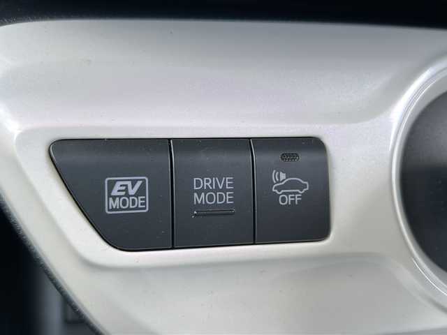 トヨタ プリウス A プレミアム 道東・釧路十勝 2017(平29)年 2.9万km ホワイトパールクリスタルシャイン 4WD/純正９インチSDナビ　/(フルセグTV/ＤＶＤ再生/Ｂｌｕｅｔｏｏｔｈ接続)　/前方ドライブレコーダー　/ビルトインＥＴＣ2.0　/バックカメラ　/運転席パワーシート/前席シートヒーター　/レーダークルーズコントロール　/前後コーナーセンサー　/レーンアシスト　/衝突軽減ブレーキ　/横滑り防止装置/アイドリングストップ/スマートキー/プッシュスタート/純正LEDヘッドライト/純正フロアマット/社外15インチアルミホイール