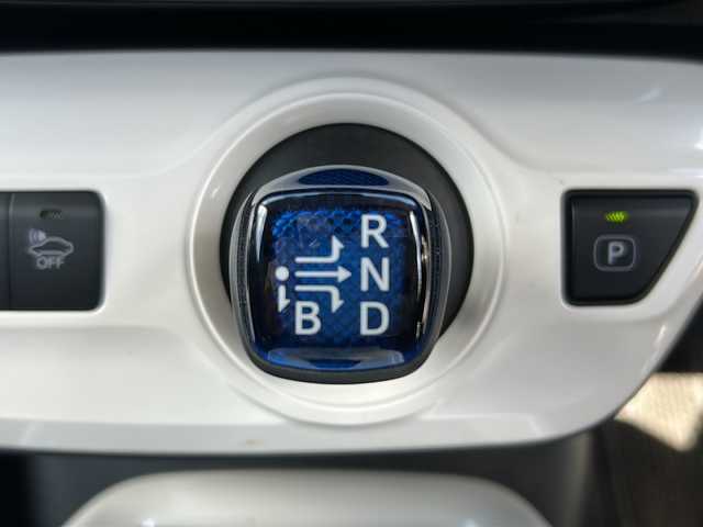 トヨタ プリウス A プレミアム 道東・釧路十勝 2017(平29)年 2.9万km ホワイトパールクリスタルシャイン 4WD/純正９インチSDナビ　/(フルセグTV/ＤＶＤ再生/Ｂｌｕｅｔｏｏｔｈ接続)　/前方ドライブレコーダー　/ビルトインＥＴＣ2.0　/バックカメラ　/運転席パワーシート/前席シートヒーター　/レーダークルーズコントロール　/前後コーナーセンサー　/レーンアシスト　/衝突軽減ブレーキ　/横滑り防止装置/アイドリングストップ/スマートキー/プッシュスタート/純正LEDヘッドライト/純正フロアマット/社外15インチアルミホイール