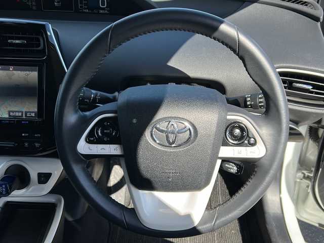 トヨタ プリウス A プレミアム 道東・釧路十勝 2017(平29)年 2.9万km ホワイトパールクリスタルシャイン 4WD/純正９インチSDナビ　/(フルセグTV/ＤＶＤ再生/Ｂｌｕｅｔｏｏｔｈ接続)　/前方ドライブレコーダー　/ビルトインＥＴＣ2.0　/バックカメラ　/運転席パワーシート/前席シートヒーター　/レーダークルーズコントロール　/前後コーナーセンサー　/レーンアシスト　/衝突軽減ブレーキ　/横滑り防止装置/アイドリングストップ/スマートキー/プッシュスタート/純正LEDヘッドライト/純正フロアマット/社外15インチアルミホイール