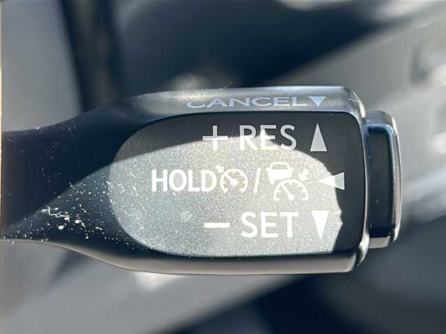 トヨタ プリウス A プレミアム 道東・釧路十勝 2017(平29)年 2.9万km ホワイトパールクリスタルシャイン 4WD/純正９インチSDナビ　/(フルセグTV/ＤＶＤ再生/Ｂｌｕｅｔｏｏｔｈ接続)　/前方ドライブレコーダー　/ビルトインＥＴＣ2.0　/バックカメラ　/運転席パワーシート/前席シートヒーター　/レーダークルーズコントロール　/前後コーナーセンサー　/レーンアシスト　/衝突軽減ブレーキ　/横滑り防止装置/アイドリングストップ/スマートキー/プッシュスタート/純正LEDヘッドライト/純正フロアマット/社外15インチアルミホイール