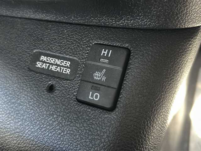 トヨタ プリウス A プレミアム 道東・釧路十勝 2017(平29)年 2.9万km ホワイトパールクリスタルシャイン 4WD/純正９インチSDナビ　/(フルセグTV/ＤＶＤ再生/Ｂｌｕｅｔｏｏｔｈ接続)　/前方ドライブレコーダー　/ビルトインＥＴＣ2.0　/バックカメラ　/運転席パワーシート/前席シートヒーター　/レーダークルーズコントロール　/前後コーナーセンサー　/レーンアシスト　/衝突軽減ブレーキ　/横滑り防止装置/アイドリングストップ/スマートキー/プッシュスタート/純正LEDヘッドライト/純正フロアマット/社外15インチアルミホイール