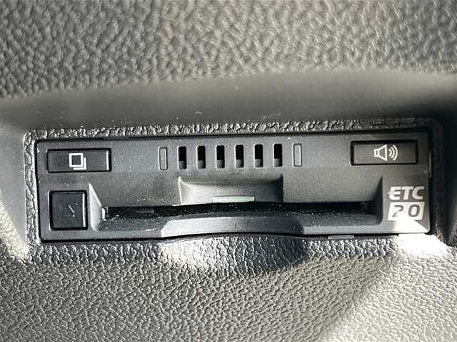 トヨタ プリウス A プレミアム 道東・釧路十勝 2017(平29)年 2.9万km ホワイトパールクリスタルシャイン 4WD/純正９インチSDナビ　/(フルセグTV/ＤＶＤ再生/Ｂｌｕｅｔｏｏｔｈ接続)　/前方ドライブレコーダー　/ビルトインＥＴＣ2.0　/バックカメラ　/運転席パワーシート/前席シートヒーター　/レーダークルーズコントロール　/前後コーナーセンサー　/レーンアシスト　/衝突軽減ブレーキ　/横滑り防止装置/アイドリングストップ/スマートキー/プッシュスタート/純正LEDヘッドライト/純正フロアマット/社外15インチアルミホイール