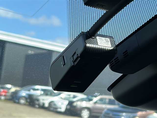 トヨタ プリウス A プレミアム 道東・釧路十勝 2017(平29)年 2.9万km ホワイトパールクリスタルシャイン 4WD/純正９インチSDナビ　/(フルセグTV/ＤＶＤ再生/Ｂｌｕｅｔｏｏｔｈ接続)　/前方ドライブレコーダー　/ビルトインＥＴＣ2.0　/バックカメラ　/運転席パワーシート/前席シートヒーター　/レーダークルーズコントロール　/前後コーナーセンサー　/レーンアシスト　/衝突軽減ブレーキ　/横滑り防止装置/アイドリングストップ/スマートキー/プッシュスタート/純正LEDヘッドライト/純正フロアマット/社外15インチアルミホイール