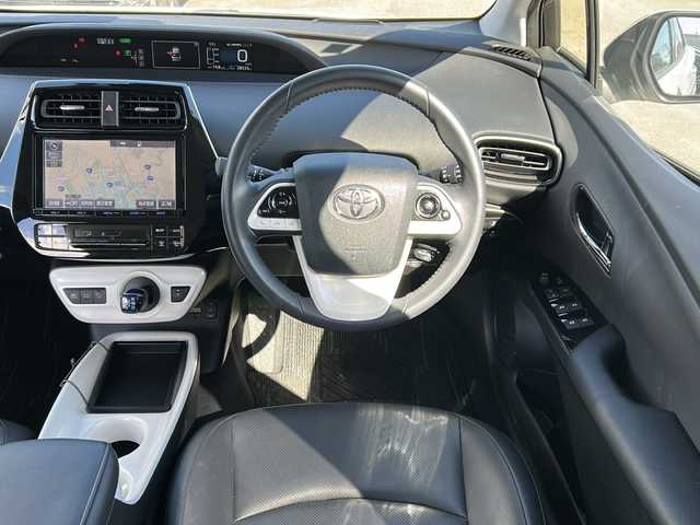 トヨタ プリウス A プレミアム 道東・釧路十勝 2017(平29)年 2.9万km ホワイトパールクリスタルシャイン 4WD/純正９インチSDナビ　/(フルセグTV/ＤＶＤ再生/Ｂｌｕｅｔｏｏｔｈ接続)　/前方ドライブレコーダー　/ビルトインＥＴＣ2.0　/バックカメラ　/運転席パワーシート/前席シートヒーター　/レーダークルーズコントロール　/前後コーナーセンサー　/レーンアシスト　/衝突軽減ブレーキ　/横滑り防止装置/アイドリングストップ/スマートキー/プッシュスタート/純正LEDヘッドライト/純正フロアマット/社外15インチアルミホイール