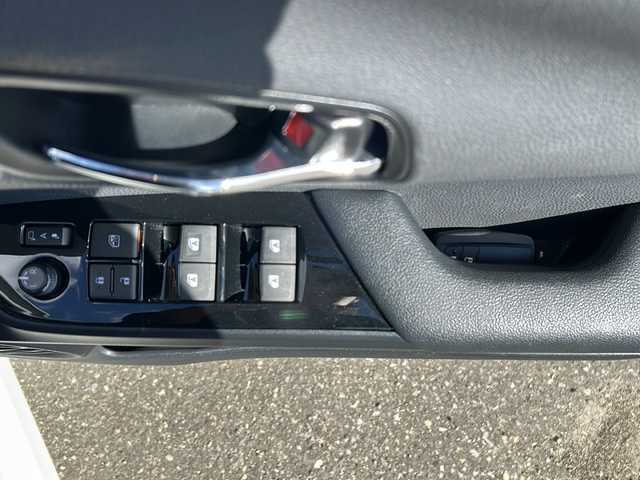 トヨタ プリウス A プレミアム 道東・釧路十勝 2017(平29)年 2.9万km ホワイトパールクリスタルシャイン 4WD/純正９インチSDナビ　/(フルセグTV/ＤＶＤ再生/Ｂｌｕｅｔｏｏｔｈ接続)　/前方ドライブレコーダー　/ビルトインＥＴＣ2.0　/バックカメラ　/運転席パワーシート/前席シートヒーター　/レーダークルーズコントロール　/前後コーナーセンサー　/レーンアシスト　/衝突軽減ブレーキ　/横滑り防止装置/アイドリングストップ/スマートキー/プッシュスタート/純正LEDヘッドライト/純正フロアマット/社外15インチアルミホイール