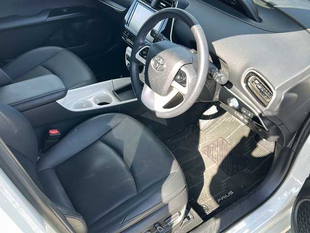 トヨタ プリウス A プレミアム 道東・釧路十勝 2017(平29)年 2.9万km ホワイトパールクリスタルシャイン 4WD/純正９インチSDナビ　/(フルセグTV/ＤＶＤ再生/Ｂｌｕｅｔｏｏｔｈ接続)　/前方ドライブレコーダー　/ビルトインＥＴＣ2.0　/バックカメラ　/運転席パワーシート/前席シートヒーター　/レーダークルーズコントロール　/前後コーナーセンサー　/レーンアシスト　/衝突軽減ブレーキ　/横滑り防止装置/アイドリングストップ/スマートキー/プッシュスタート/純正LEDヘッドライト/純正フロアマット/社外15インチアルミホイール