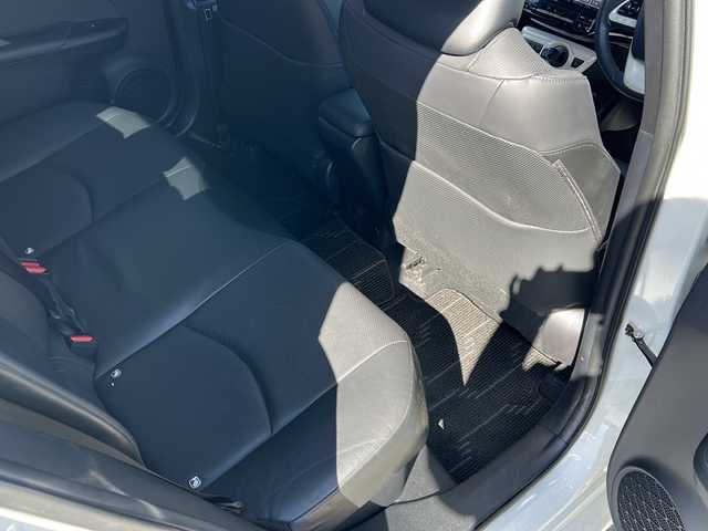 トヨタ プリウス A プレミアム 道東・釧路十勝 2017(平29)年 2.9万km ホワイトパールクリスタルシャイン 4WD/純正９インチSDナビ　/(フルセグTV/ＤＶＤ再生/Ｂｌｕｅｔｏｏｔｈ接続)　/前方ドライブレコーダー　/ビルトインＥＴＣ2.0　/バックカメラ　/運転席パワーシート/前席シートヒーター　/レーダークルーズコントロール　/前後コーナーセンサー　/レーンアシスト　/衝突軽減ブレーキ　/横滑り防止装置/アイドリングストップ/スマートキー/プッシュスタート/純正LEDヘッドライト/純正フロアマット/社外15インチアルミホイール