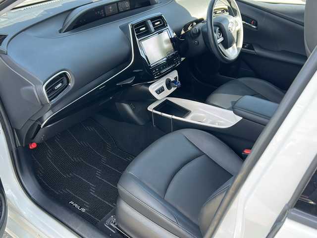 トヨタ プリウス A プレミアム 道東・釧路十勝 2017(平29)年 2.9万km ホワイトパールクリスタルシャイン 4WD/純正９インチSDナビ　/(フルセグTV/ＤＶＤ再生/Ｂｌｕｅｔｏｏｔｈ接続)　/前方ドライブレコーダー　/ビルトインＥＴＣ2.0　/バックカメラ　/運転席パワーシート/前席シートヒーター　/レーダークルーズコントロール　/前後コーナーセンサー　/レーンアシスト　/衝突軽減ブレーキ　/横滑り防止装置/アイドリングストップ/スマートキー/プッシュスタート/純正LEDヘッドライト/純正フロアマット/社外15インチアルミホイール