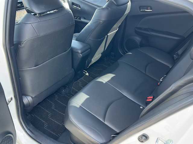 トヨタ プリウス A プレミアム 道東・釧路十勝 2017(平29)年 2.9万km ホワイトパールクリスタルシャイン 4WD/純正９インチSDナビ　/(フルセグTV/ＤＶＤ再生/Ｂｌｕｅｔｏｏｔｈ接続)　/前方ドライブレコーダー　/ビルトインＥＴＣ2.0　/バックカメラ　/運転席パワーシート/前席シートヒーター　/レーダークルーズコントロール　/前後コーナーセンサー　/レーンアシスト　/衝突軽減ブレーキ　/横滑り防止装置/アイドリングストップ/スマートキー/プッシュスタート/純正LEDヘッドライト/純正フロアマット/社外15インチアルミホイール