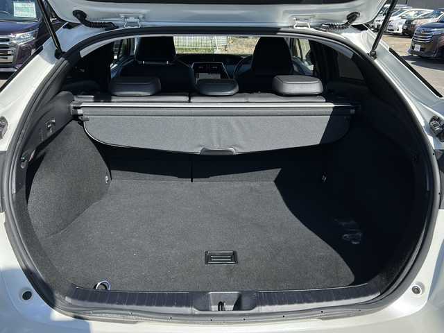 トヨタ プリウス A プレミアム 道東・釧路十勝 2017(平29)年 2.9万km ホワイトパールクリスタルシャイン 4WD/純正９インチSDナビ　/(フルセグTV/ＤＶＤ再生/Ｂｌｕｅｔｏｏｔｈ接続)　/前方ドライブレコーダー　/ビルトインＥＴＣ2.0　/バックカメラ　/運転席パワーシート/前席シートヒーター　/レーダークルーズコントロール　/前後コーナーセンサー　/レーンアシスト　/衝突軽減ブレーキ　/横滑り防止装置/アイドリングストップ/スマートキー/プッシュスタート/純正LEDヘッドライト/純正フロアマット/社外15インチアルミホイール