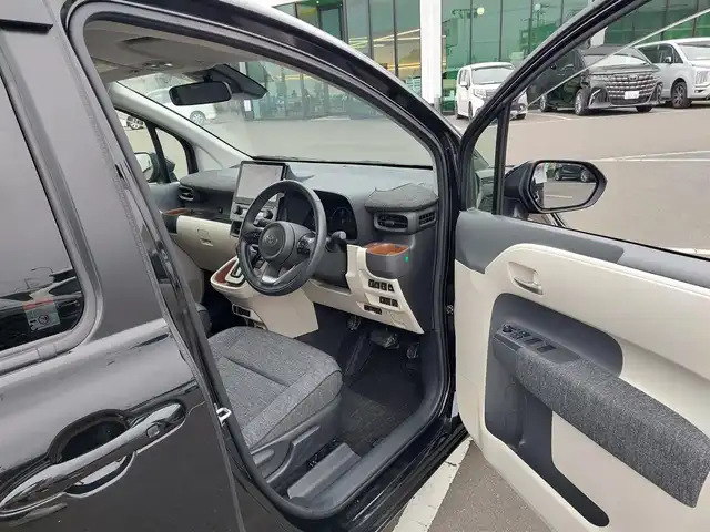 トヨタ シエンタ ハイブリッド Z 東京都 2022(令4)年 2.5万km ブラック 天井サーキュレーター/Toyota Safety Sense/・プリクラッシュセーフティ/・レーントアシスト/・先行車発進告知機能/・オートマチックハイビーム/・レーダークルーズコントロール/・クリアランスソナー/・ブラインドスポットモニター/プッシュスタート/純正ナビ/フルセグTV/バックカメラ/ETC/100V電源/両側パワースライドドア/後席ロールサンシェード/LEDヘッドライト/ドアバイザー/スマートキー