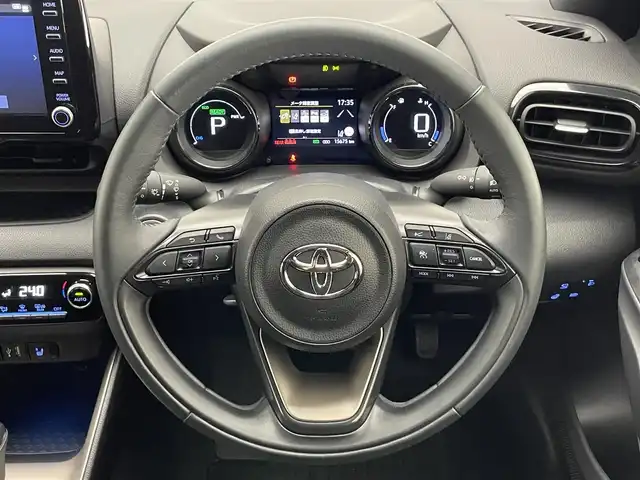 トヨタ ヤリス ハイブリッド Z 愛知県 2023(令5)年 1.6万km センシュアルレッドマイカ 純正８型ＤＡナビＴＶ　全方位カメラ　禁煙　シートヒーター　セーフティセンス　衝突軽減　車線逸脱　追従クルコン　ＬＥＤオートライト　コーナーセンサー　ステアリングヒーター　フォグランプ　純正フロアマット