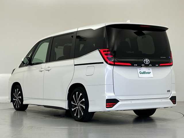 トヨタ ノア ハイブリッド S－Z 愛知県 2023(令5)年 5.3万km ホワイトパールクリスタルシャイン 純正10.5インチディスプレイオーディオ/・コネクティッドナビ対応(車載ナビ有)/・AppleCarPlay/AndroidAuto/・Bluetooth/・フルセグTV/・CD/DVD再生可/・USB(動画/音楽再生/給電)/・HDMI/・Miracast/バックカメラ/純正フリップダウンモニター/ユニバーサルステップ/3眼LEdヘッドライト/トヨタセーフティセンス/・プリクラッシュセーフティ/・緊急時操舵支援/・フロントクロスアラート/・レーントレーシングアシスト/・レーンディパーチャーアラート/・レーダークルーズコントロール/・オートハイビーム/・ロードサインアシスト/・ドライバー異常時対応システム/・プロアクティブドライビングアシスト/・発進遅れ告知機能/ブラインドスポットアシスト/パーキングサポートブレーキ/アドバンスドドライブ/両側パワースライドドア/ETC/ドライブレコーダー/ハーフレザーシート/シートヒーター/純正アルミホイール/スマートキー/プッシュスタート