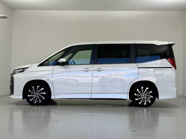 トヨタ ノア ハイブリッド S－Z 愛知県 2023(令5)年 5.3万km ホワイトパールクリスタルシャイン 純正10.5インチディスプレイオーディオ/・コネクティッドナビ対応(車載ナビ有)/・AppleCarPlay/AndroidAuto/・Bluetooth/・フルセグTV/・CD/DVD再生可/・USB(動画/音楽再生/給電)/・HDMI/・Miracast/バックカメラ/純正フリップダウンモニター/ユニバーサルステップ/3眼LEdヘッドライト/トヨタセーフティセンス/・プリクラッシュセーフティ/・緊急時操舵支援/・フロントクロスアラート/・レーントレーシングアシスト/・レーンディパーチャーアラート/・レーダークルーズコントロール/・オートハイビーム/・ロードサインアシスト/・ドライバー異常時対応システム/・プロアクティブドライビングアシスト/・発進遅れ告知機能/ブラインドスポットアシスト/パーキングサポートブレーキ/アドバンスドドライブ/両側パワースライドドア/ETC/ドライブレコーダー/ハーフレザーシート/シートヒーター/純正アルミホイール/スマートキー/プッシュスタート