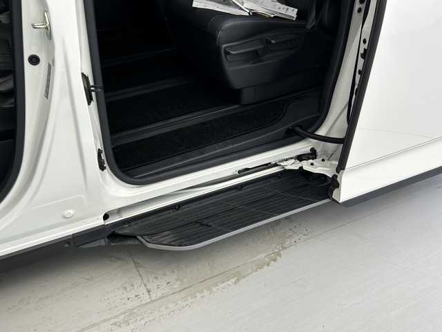 トヨタ ノア ハイブリッド S－Z 愛知県 2023(令5)年 5.3万km ホワイトパールクリスタルシャイン 純正10.5インチディスプレイオーディオ/・コネクティッドナビ対応(車載ナビ有)/・AppleCarPlay/AndroidAuto/・Bluetooth/・フルセグTV/・CD/DVD再生可/・USB(動画/音楽再生/給電)/・HDMI/・Miracast/バックカメラ/純正フリップダウンモニター/ユニバーサルステップ/3眼LEdヘッドライト/トヨタセーフティセンス/・プリクラッシュセーフティ/・緊急時操舵支援/・フロントクロスアラート/・レーントレーシングアシスト/・レーンディパーチャーアラート/・レーダークルーズコントロール/・オートハイビーム/・ロードサインアシスト/・ドライバー異常時対応システム/・プロアクティブドライビングアシスト/・発進遅れ告知機能/ブラインドスポットアシスト/パーキングサポートブレーキ/アドバンスドドライブ/両側パワースライドドア/ETC/ドライブレコーダー/ハーフレザーシート/シートヒーター/純正アルミホイール/スマートキー/プッシュスタート