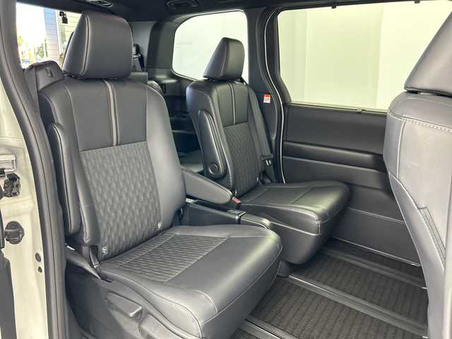 トヨタ ノア ハイブリッド S－Z 愛知県 2023(令5)年 5.3万km ホワイトパールクリスタルシャイン 純正10.5インチディスプレイオーディオ/・コネクティッドナビ対応(車載ナビ有)/・AppleCarPlay/AndroidAuto/・Bluetooth/・フルセグTV/・CD/DVD再生可/・USB(動画/音楽再生/給電)/・HDMI/・Miracast/バックカメラ/純正フリップダウンモニター/ユニバーサルステップ/3眼LEdヘッドライト/トヨタセーフティセンス/・プリクラッシュセーフティ/・緊急時操舵支援/・フロントクロスアラート/・レーントレーシングアシスト/・レーンディパーチャーアラート/・レーダークルーズコントロール/・オートハイビーム/・ロードサインアシスト/・ドライバー異常時対応システム/・プロアクティブドライビングアシスト/・発進遅れ告知機能/ブラインドスポットアシスト/パーキングサポートブレーキ/アドバンスドドライブ/両側パワースライドドア/ETC/ドライブレコーダー/ハーフレザーシート/シートヒーター/純正アルミホイール/スマートキー/プッシュスタート