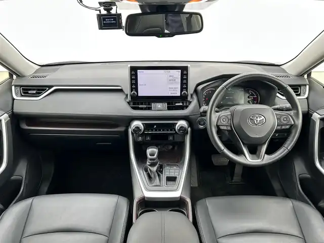 トヨタ ＲＡＶ４ G 群馬県 2021(令3)年 2.2万km ホワイトパールクリスタルシャイン 4WD/モデリスタエアロ/パノラマムーンルーフ/純正9インチディスプレイオーディオ/（USB/Bluetooth/Miracast/AM/FM）/パノラミックビューモニター/セーフティセンス/・プリクラッシュセーフティ/・レーントレーシングアシストポート/・レーダークルーズコントロール/・オートマチックハイビーム/・ロードサインアシスト/先行車発進告知機能/インテリジェントクリアランスソナー/リアクロストラフィックオートブレーキ/ブラインドスポットモニター/パワーバックドア/LEDヘッドランプ/ステアリングリモコン/合皮シート/シートヒーター/パワーシート/ステアリングヒーター/ETC/社外前後ドライブレコーダー/純正18インチアルミホイール/保証書/取扱説明書/スペアーキー1本