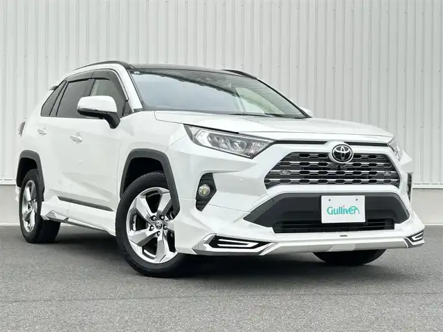 トヨタ ＲＡＶ４ G 群馬県 2021(令3)年 2.2万km ホワイトパールクリスタルシャイン 4WD/モデリスタエアロ/パノラマムーンルーフ/純正9インチディスプレイオーディオ/（USB/Bluetooth/Miracast/AM/FM）/パノラミックビューモニター/セーフティセンス/・プリクラッシュセーフティ/・レーントレーシングアシストポート/・レーダークルーズコントロール/・オートマチックハイビーム/・ロードサインアシスト/先行車発進告知機能/インテリジェントクリアランスソナー/リアクロストラフィックオートブレーキ/ブラインドスポットモニター/パワーバックドア/LEDヘッドランプ/ステアリングリモコン/合皮シート/シートヒーター/パワーシート/ステアリングヒーター/ETC/社外前後ドライブレコーダー/純正18インチアルミホイール/保証書/取扱説明書/スペアーキー1本