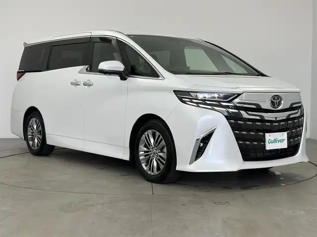 トヨタ アルファードハイブリット Z 愛知県 2024(令6)年 2.6万km プラチナホワイトパールマイカ セーフティセンス/・プリクラッシュセーフティ/・レーントレーシングアシスト/・レーンディパーチャーアラート/・全車速追従機能付レーダークルーズコントロール/・アダクティブハイビームシステム/・ロードサインアシスト/・ドライバー異常時対応システム/・プロアクティブドライビングアシスト/・発進遅れ告知機能/BSM（ブラインドスポットモニター）/14インチディスプレイオーディオ/（ナビ／BT/USB/HDMI/フルセグTV）/ETC2.0/パノラミックビューモニター/デジタルインナーミラー/おくだけ充電/シートヒーター/シートベンチレーション/パワーシート（運転席メモリー機能付）前席／2列目/パワーサンシェード　2列目／3列目/パワーバックドア/プッシュスタート／スマートキー/純正フロアマット／ドアバイザー