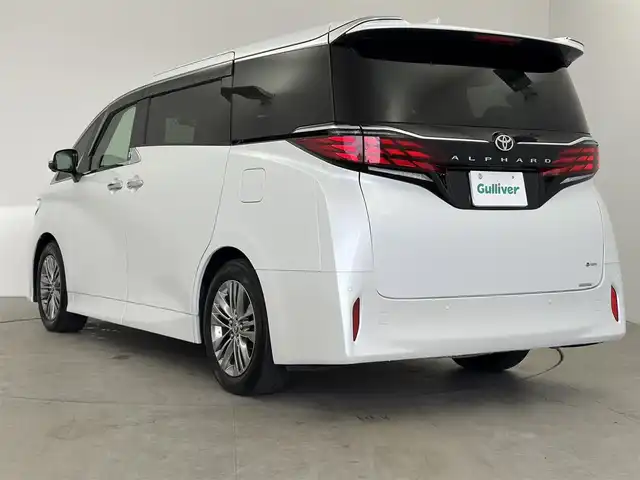 トヨタ アルファードハイブリット Z 愛知県 2024(令6)年 2.6万km プラチナホワイトパールマイカ セーフティセンス/・プリクラッシュセーフティ/・レーントレーシングアシスト/・レーンディパーチャーアラート/・全車速追従機能付レーダークルーズコントロール/・アダクティブハイビームシステム/・ロードサインアシスト/・ドライバー異常時対応システム/・プロアクティブドライビングアシスト/・発進遅れ告知機能/BSM（ブラインドスポットモニター）/14インチディスプレイオーディオ/（ナビ／BT/USB/HDMI/フルセグTV）/ETC2.0/パノラミックビューモニター/デジタルインナーミラー/おくだけ充電/シートヒーター/シートベンチレーション/パワーシート（運転席メモリー機能付）前席／2列目/パワーサンシェード　2列目／3列目/パワーバックドア/プッシュスタート／スマートキー/純正フロアマット／ドアバイザー