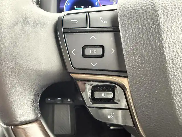 トヨタ アルファードハイブリット Z 愛知県 2024(令6)年 2.6万km プラチナホワイトパールマイカ セーフティセンス/・プリクラッシュセーフティ/・レーントレーシングアシスト/・レーンディパーチャーアラート/・全車速追従機能付レーダークルーズコントロール/・アダクティブハイビームシステム/・ロードサインアシスト/・ドライバー異常時対応システム/・プロアクティブドライビングアシスト/・発進遅れ告知機能/BSM（ブラインドスポットモニター）/14インチディスプレイオーディオ/（ナビ／BT/USB/HDMI/フルセグTV）/ETC2.0/パノラミックビューモニター/デジタルインナーミラー/おくだけ充電/シートヒーター/シートベンチレーション/パワーシート（運転席メモリー機能付）前席／2列目/パワーサンシェード　2列目／3列目/パワーバックドア/プッシュスタート／スマートキー/純正フロアマット／ドアバイザー