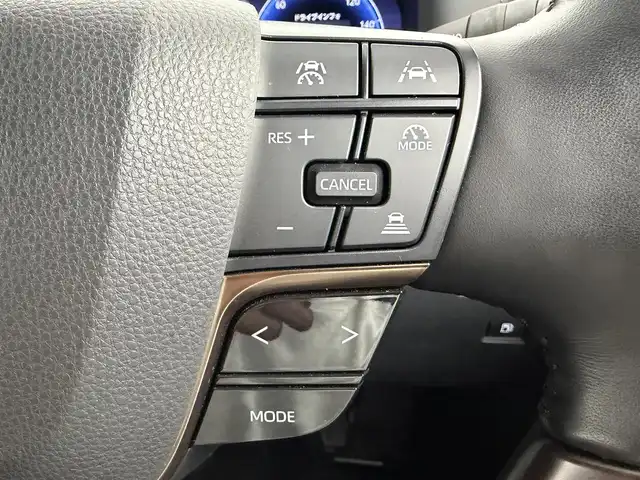 トヨタ アルファードハイブリット Z 愛知県 2024(令6)年 2.6万km プラチナホワイトパールマイカ セーフティセンス/・プリクラッシュセーフティ/・レーントレーシングアシスト/・レーンディパーチャーアラート/・全車速追従機能付レーダークルーズコントロール/・アダクティブハイビームシステム/・ロードサインアシスト/・ドライバー異常時対応システム/・プロアクティブドライビングアシスト/・発進遅れ告知機能/BSM（ブラインドスポットモニター）/14インチディスプレイオーディオ/（ナビ／BT/USB/HDMI/フルセグTV）/ETC2.0/パノラミックビューモニター/デジタルインナーミラー/おくだけ充電/シートヒーター/シートベンチレーション/パワーシート（運転席メモリー機能付）前席／2列目/パワーサンシェード　2列目／3列目/パワーバックドア/プッシュスタート／スマートキー/純正フロアマット／ドアバイザー