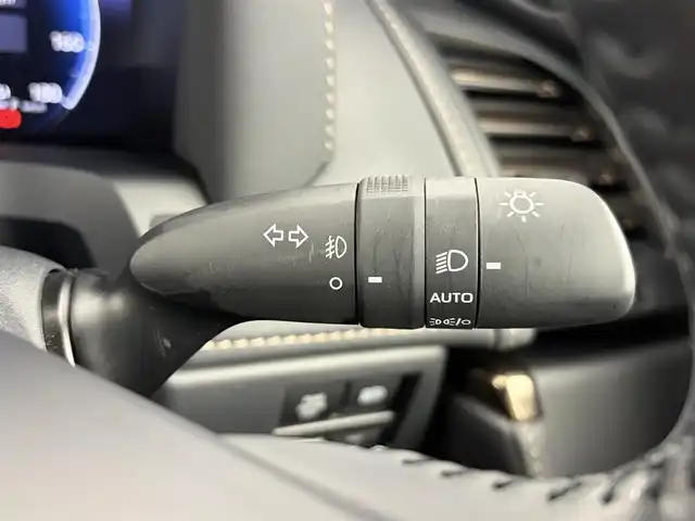 トヨタ アルファードハイブリット Z 愛知県 2024(令6)年 2.6万km プラチナホワイトパールマイカ セーフティセンス/・プリクラッシュセーフティ/・レーントレーシングアシスト/・レーンディパーチャーアラート/・全車速追従機能付レーダークルーズコントロール/・アダクティブハイビームシステム/・ロードサインアシスト/・ドライバー異常時対応システム/・プロアクティブドライビングアシスト/・発進遅れ告知機能/BSM（ブラインドスポットモニター）/14インチディスプレイオーディオ/（ナビ／BT/USB/HDMI/フルセグTV）/ETC2.0/パノラミックビューモニター/デジタルインナーミラー/おくだけ充電/シートヒーター/シートベンチレーション/パワーシート（運転席メモリー機能付）前席／2列目/パワーサンシェード　2列目／3列目/パワーバックドア/プッシュスタート／スマートキー/純正フロアマット／ドアバイザー