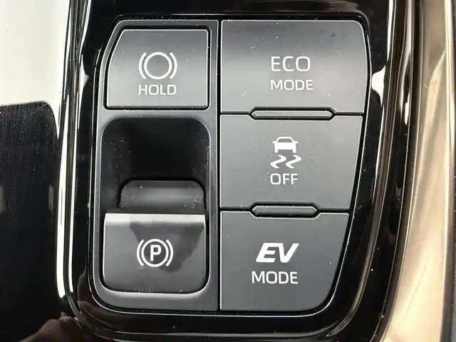 トヨタ アルファードハイブリット Z 愛知県 2024(令6)年 2.6万km プラチナホワイトパールマイカ セーフティセンス/・プリクラッシュセーフティ/・レーントレーシングアシスト/・レーンディパーチャーアラート/・全車速追従機能付レーダークルーズコントロール/・アダクティブハイビームシステム/・ロードサインアシスト/・ドライバー異常時対応システム/・プロアクティブドライビングアシスト/・発進遅れ告知機能/BSM（ブラインドスポットモニター）/14インチディスプレイオーディオ/（ナビ／BT/USB/HDMI/フルセグTV）/ETC2.0/パノラミックビューモニター/デジタルインナーミラー/おくだけ充電/シートヒーター/シートベンチレーション/パワーシート（運転席メモリー機能付）前席／2列目/パワーサンシェード　2列目／3列目/パワーバックドア/プッシュスタート／スマートキー/純正フロアマット／ドアバイザー