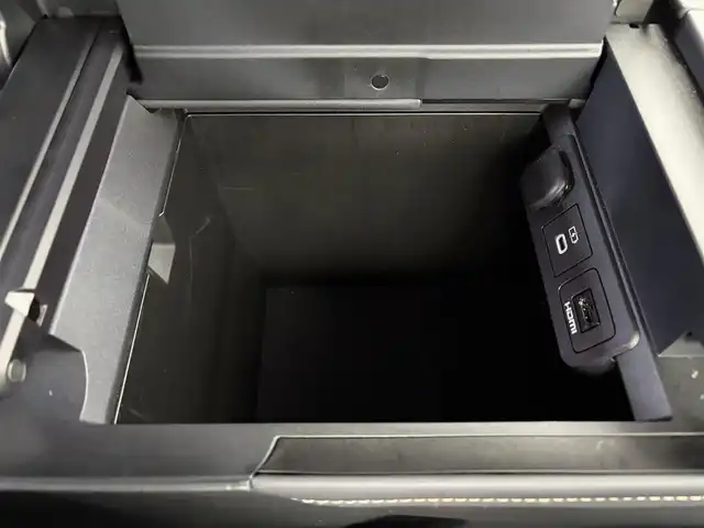 トヨタ アルファードハイブリット Z 愛知県 2024(令6)年 2.6万km プラチナホワイトパールマイカ セーフティセンス/・プリクラッシュセーフティ/・レーントレーシングアシスト/・レーンディパーチャーアラート/・全車速追従機能付レーダークルーズコントロール/・アダクティブハイビームシステム/・ロードサインアシスト/・ドライバー異常時対応システム/・プロアクティブドライビングアシスト/・発進遅れ告知機能/BSM（ブラインドスポットモニター）/14インチディスプレイオーディオ/（ナビ／BT/USB/HDMI/フルセグTV）/ETC2.0/パノラミックビューモニター/デジタルインナーミラー/おくだけ充電/シートヒーター/シートベンチレーション/パワーシート（運転席メモリー機能付）前席／2列目/パワーサンシェード　2列目／3列目/パワーバックドア/プッシュスタート／スマートキー/純正フロアマット／ドアバイザー