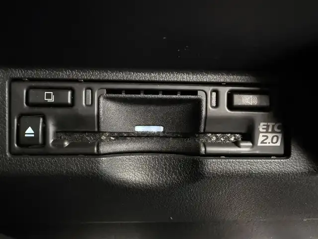 トヨタ アルファードハイブリット Z 愛知県 2024(令6)年 2.6万km プラチナホワイトパールマイカ セーフティセンス/・プリクラッシュセーフティ/・レーントレーシングアシスト/・レーンディパーチャーアラート/・全車速追従機能付レーダークルーズコントロール/・アダクティブハイビームシステム/・ロードサインアシスト/・ドライバー異常時対応システム/・プロアクティブドライビングアシスト/・発進遅れ告知機能/BSM（ブラインドスポットモニター）/14インチディスプレイオーディオ/（ナビ／BT/USB/HDMI/フルセグTV）/ETC2.0/パノラミックビューモニター/デジタルインナーミラー/おくだけ充電/シートヒーター/シートベンチレーション/パワーシート（運転席メモリー機能付）前席／2列目/パワーサンシェード　2列目／3列目/パワーバックドア/プッシュスタート／スマートキー/純正フロアマット／ドアバイザー