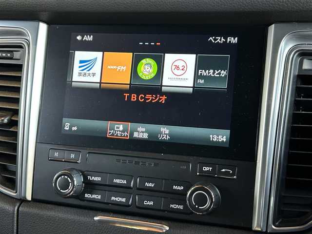 ポルシェ マカン 宮城県 2017(平29)年 3.2万km 白 ワンオーナー/レーンキープアシスト/純正ナビゲーションシステム/社外地デジチューナー/バック・サイドカメラ/ブラックレザーシート/14WAYパワーシート（メモリ機能付き）/シートヒーター/キーレスキー/パワーバックドア/オートエアコン/純正18インチAW/センターカラークレスト/クルーズコントロール/アイドリングストップ/パドルシフト/ETC車載器/フロアマット