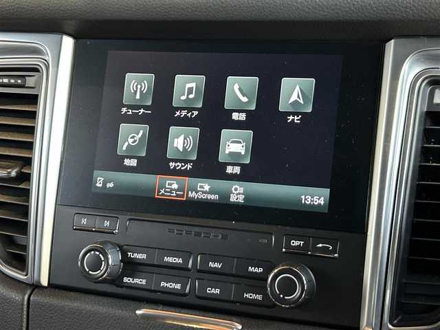 ポルシェ マカン 宮城県 2017(平29)年 3.2万km 白 ワンオーナー/レーンキープアシスト/純正ナビゲーションシステム/社外地デジチューナー/バック・サイドカメラ/ブラックレザーシート/14WAYパワーシート（メモリ機能付き）/シートヒーター/キーレスキー/パワーバックドア/オートエアコン/純正18インチAW/センターカラークレスト/クルーズコントロール/アイドリングストップ/パドルシフト/ETC車載器/フロアマット