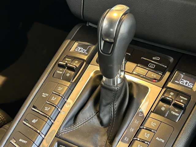 ポルシェ マカン 宮城県 2017(平29)年 3.2万km 白 ワンオーナー/レーンキープアシスト/純正ナビゲーションシステム/社外地デジチューナー/バック・サイドカメラ/ブラックレザーシート/14WAYパワーシート（メモリ機能付き）/シートヒーター/キーレスキー/パワーバックドア/オートエアコン/純正18インチAW/センターカラークレスト/クルーズコントロール/アイドリングストップ/パドルシフト/ETC車載器/フロアマット