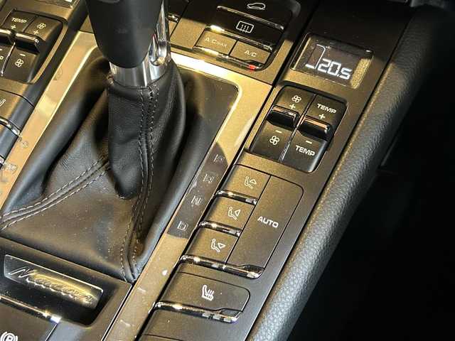 ポルシェ マカン 宮城県 2017(平29)年 3.2万km 白 ワンオーナー/レーンキープアシスト/純正ナビゲーションシステム/社外地デジチューナー/バック・サイドカメラ/ブラックレザーシート/14WAYパワーシート（メモリ機能付き）/シートヒーター/キーレスキー/パワーバックドア/オートエアコン/純正18インチAW/センターカラークレスト/クルーズコントロール/アイドリングストップ/パドルシフト/ETC車載器/フロアマット