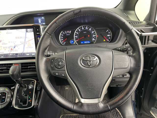 トヨタ ヴォクシー ZS 煌Ⅱ 道央・札幌 2016(平28)年 6.6万km ブラッキッシュアゲハガラスフレーク ・４ＷＤ/寒冷地仕様　/・トヨタセーフティーセンス　/・プリクラッシュセーフティ/・ＡＬＰＩＮＥ１１インチナビ/・DVD.CD.SD.BT.フルセグ　/・バックカメラ　/・フリップダウンモニター　/・LEDオートライト/オートハイビーム/・両側パワースライドドア　/・ビルトインＥＴＣ　/・スマートキー/プッシュスタート/・社外ＡＷ冬タイヤ積込